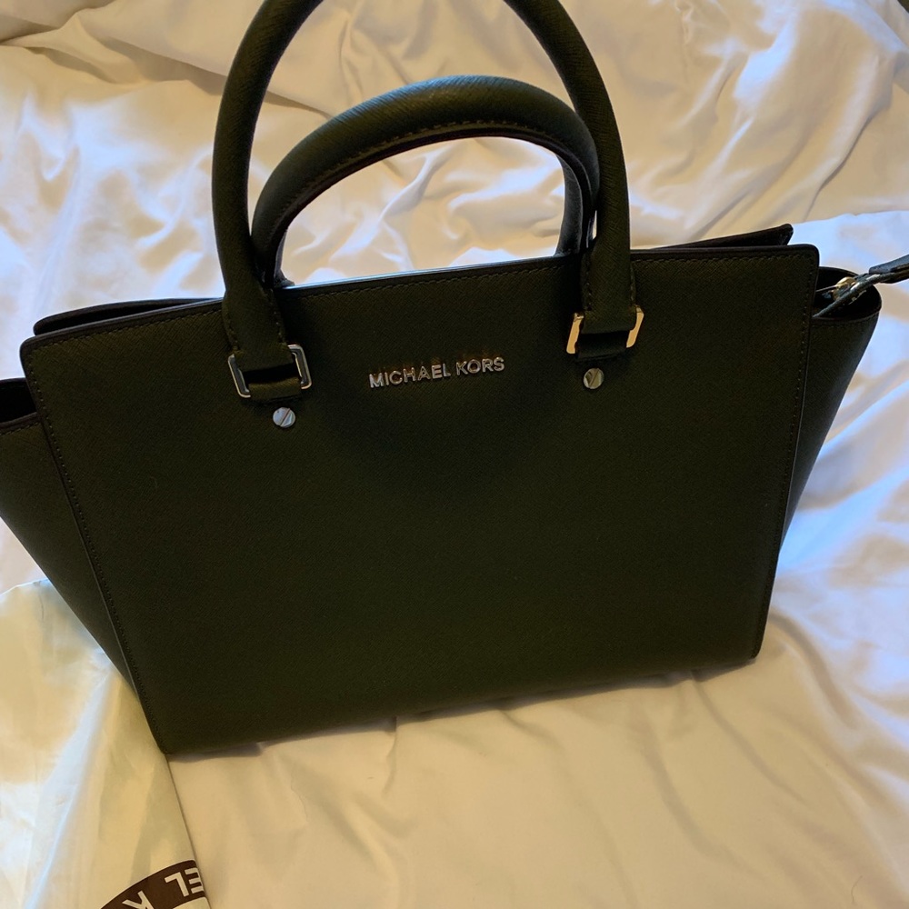 MICHAEL KORS Selma handbag w/shoulder strap.